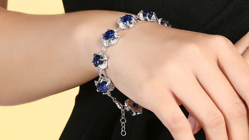 Lắc Tay AVJ.B000057 nổi bật với những vi&ecirc;n đ&aacute; CZ blue lấp l&aacute;nh